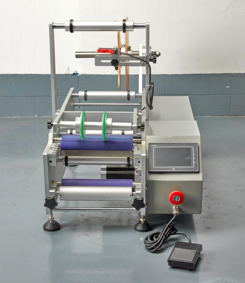 全面解析各類圓瓶貼標(biāo)機(jī) 全自動(dòng)、手動(dòng)、桌面型、半自動(dòng)及分卡機(jī)的特點(diǎn)與應(yīng)用